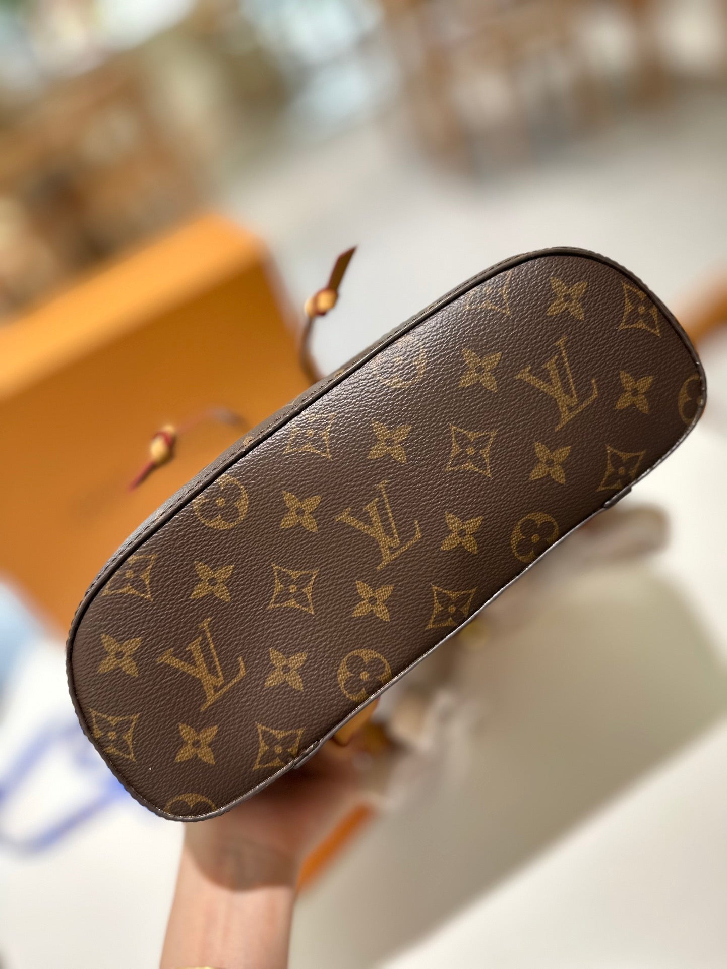 Large capacity shoulder travel bag