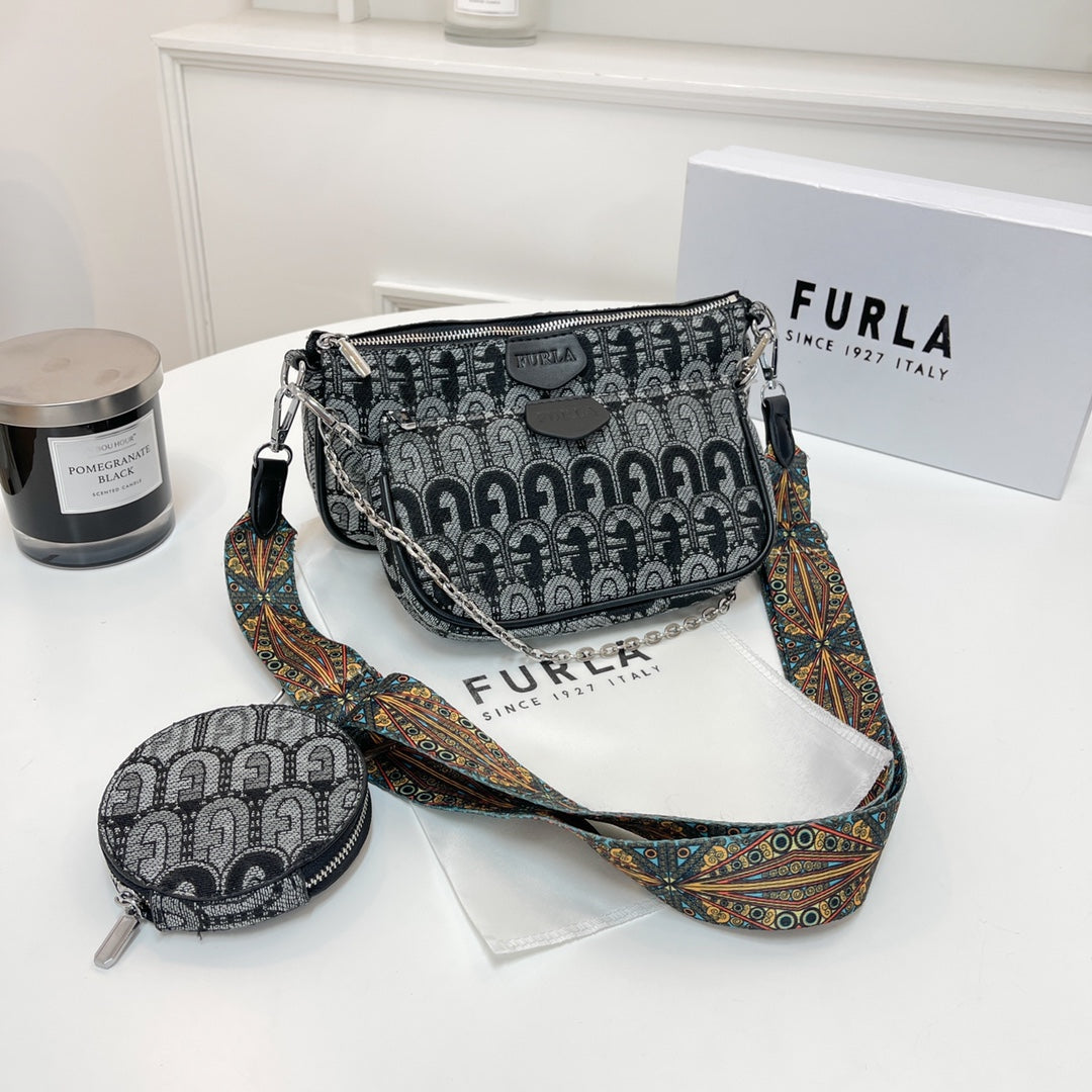 Chain wide shoulder bag