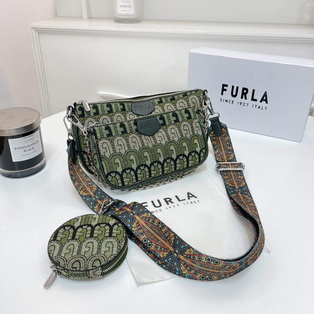 Chain wide shoulder bag