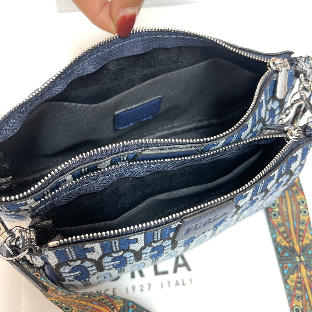 Chain wide shoulder bag