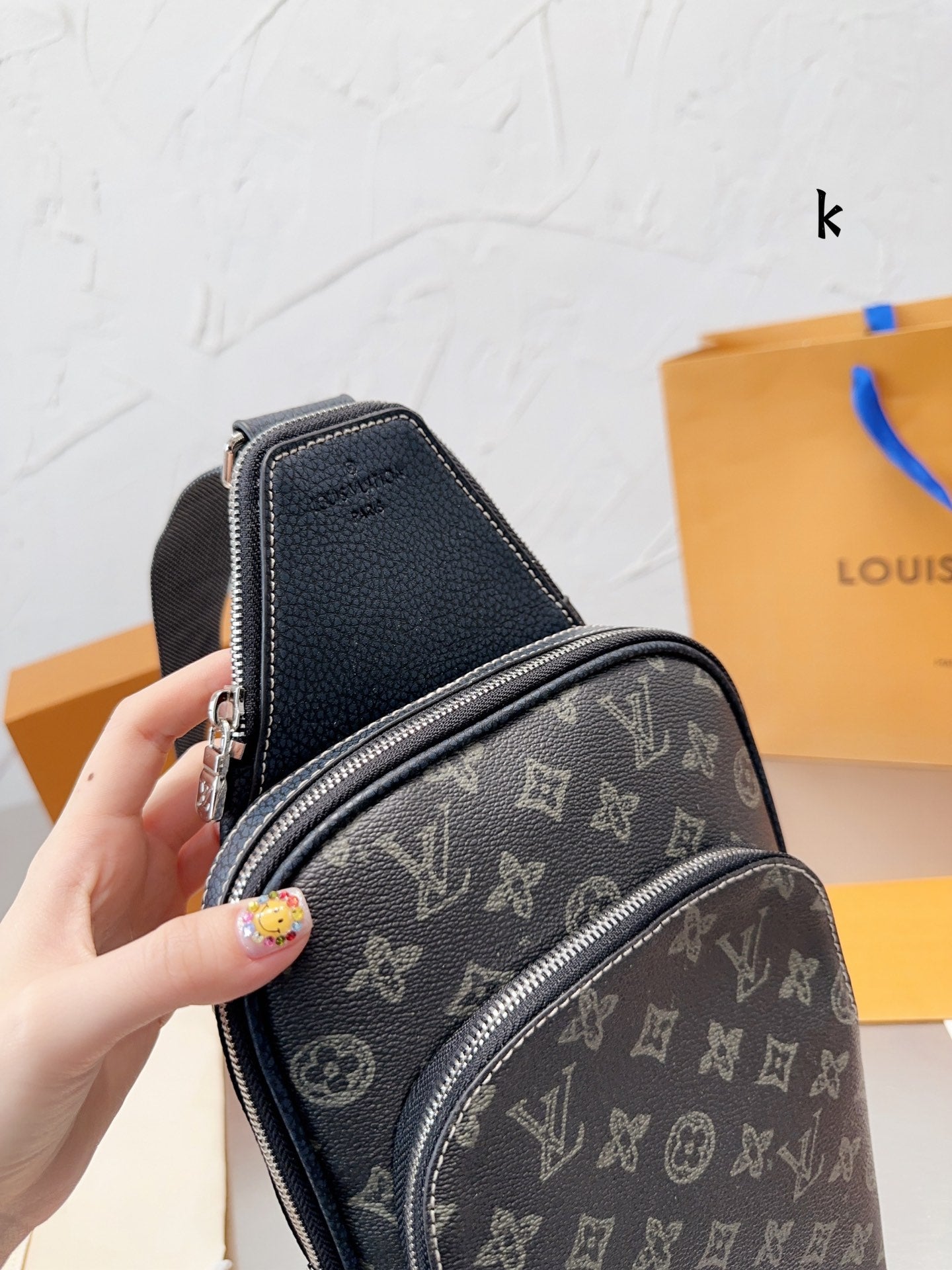 Old flower chest bag