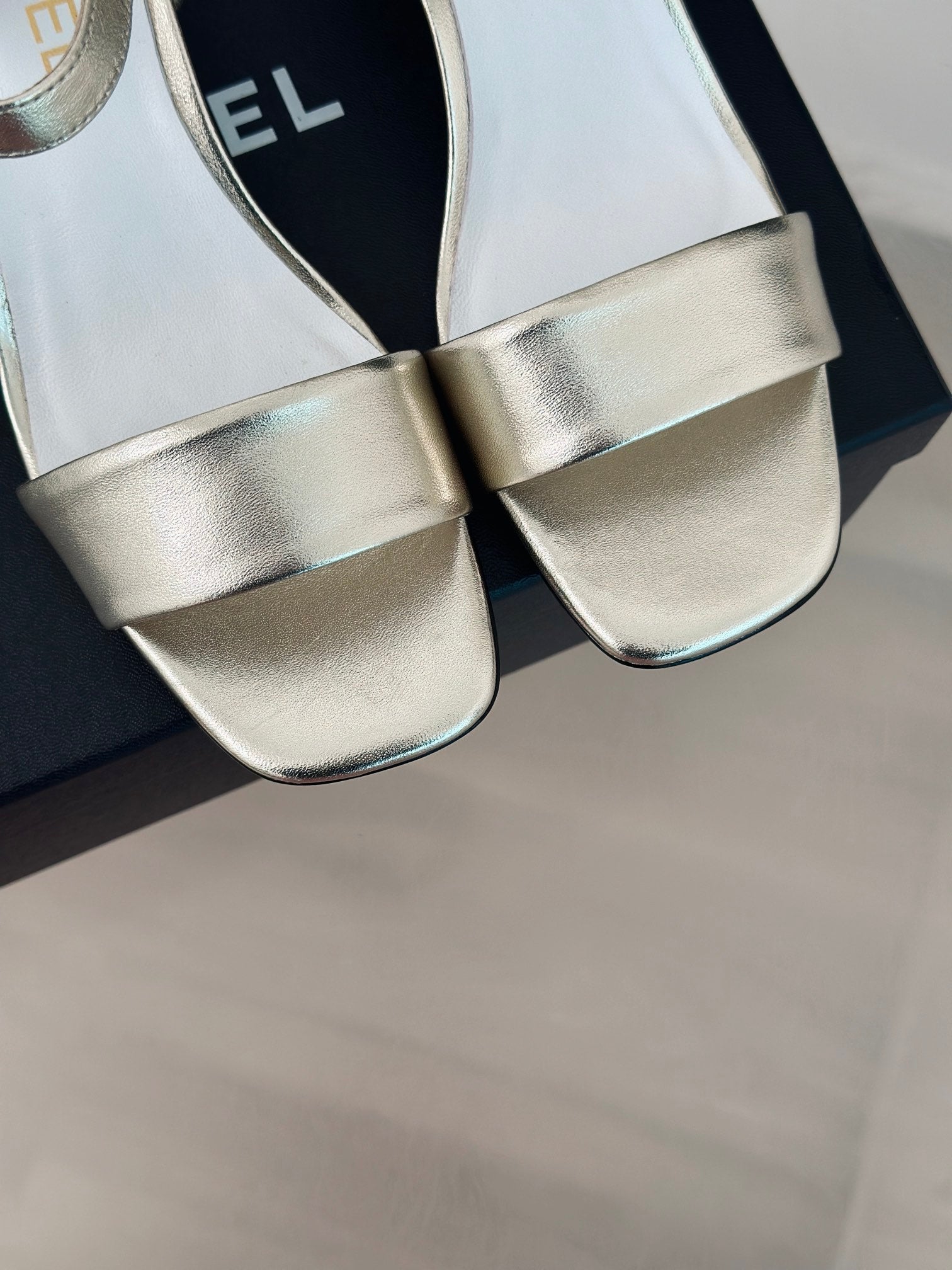 CHA* 24 new one-line strap thick heel sandals 1:1 VIP