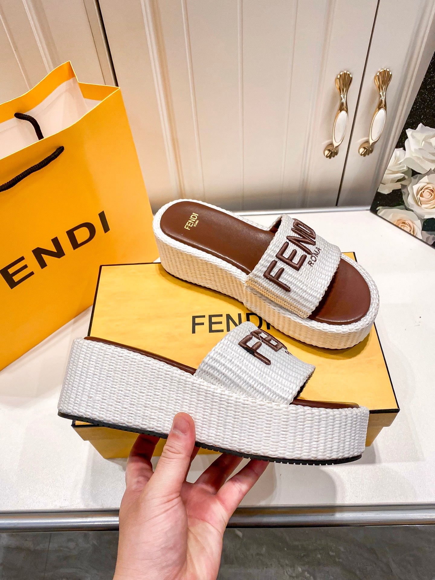 FEN* 25 Bread Slippers