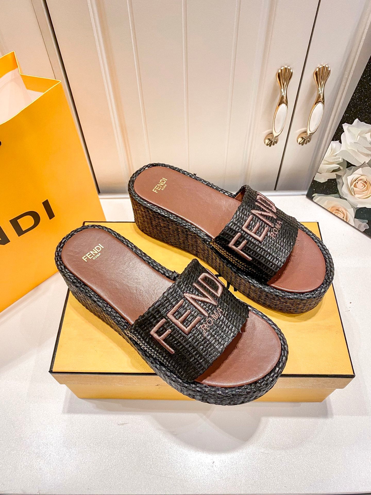 FEN* 25 Bread Slippers