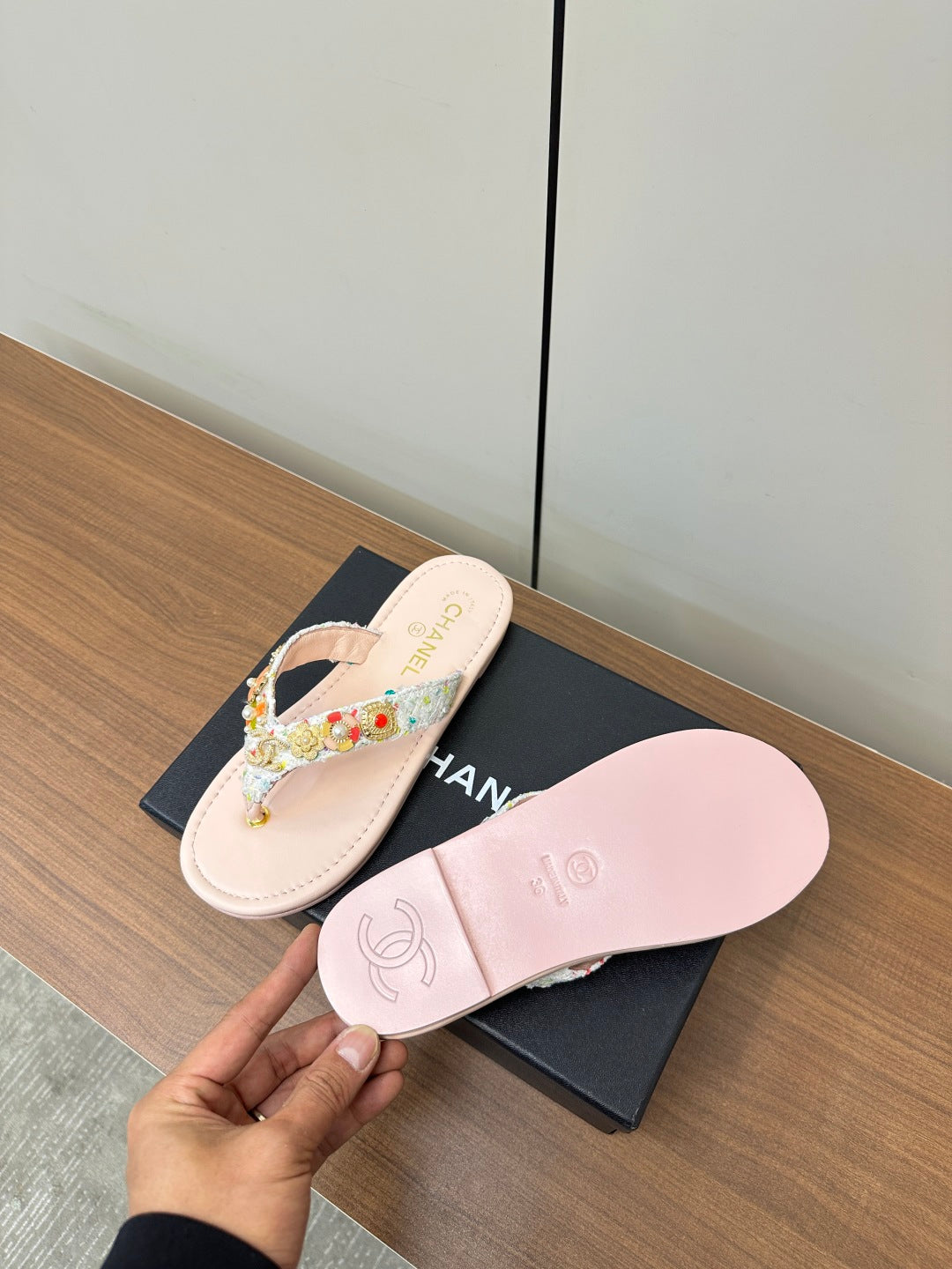 CHAN* 25SS flip flops vip