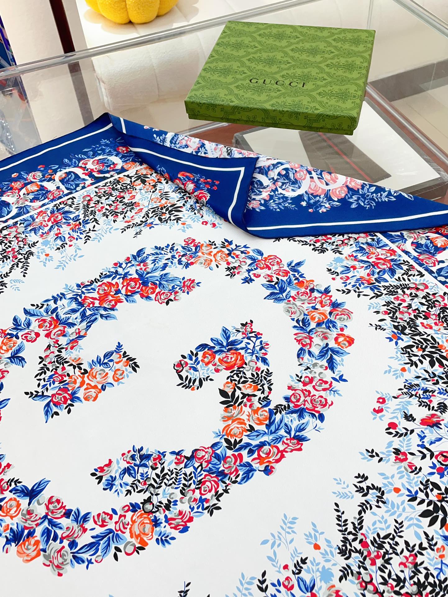 GUC* 25SS square scarf