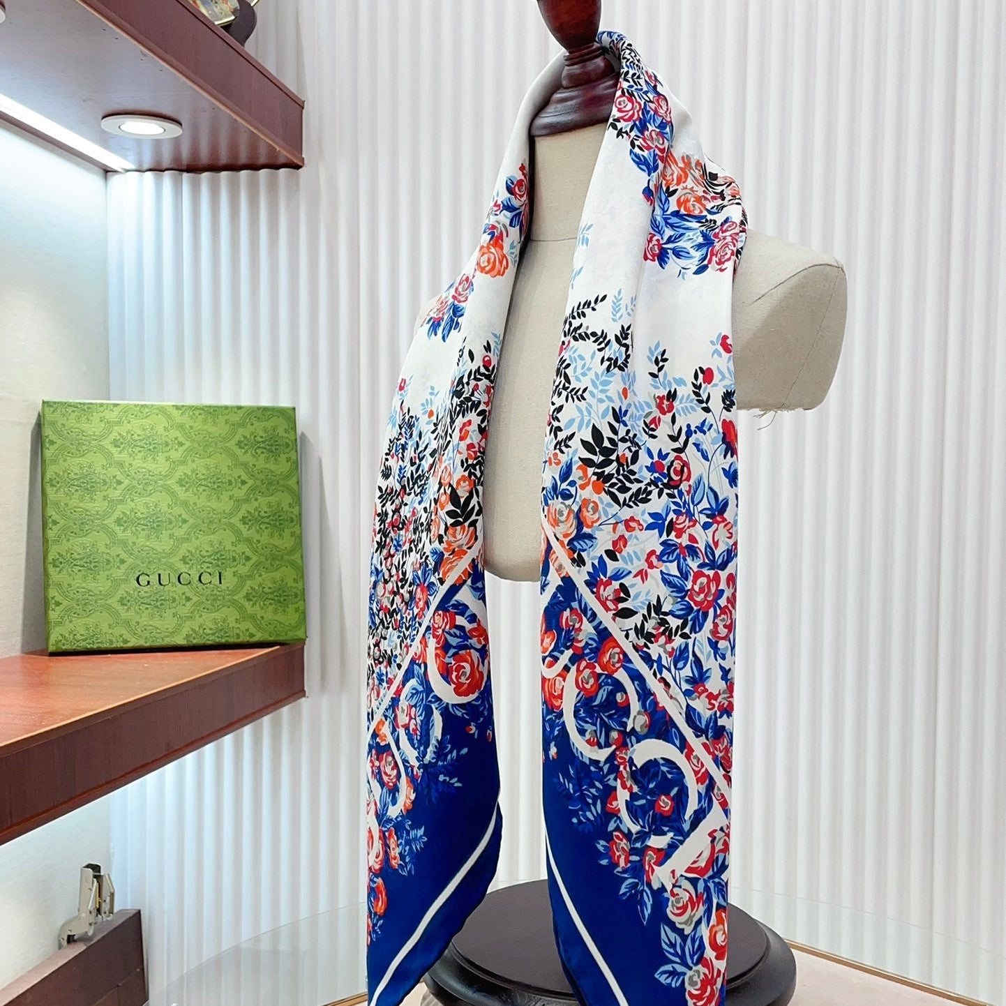 GUC* 25SS square scarf