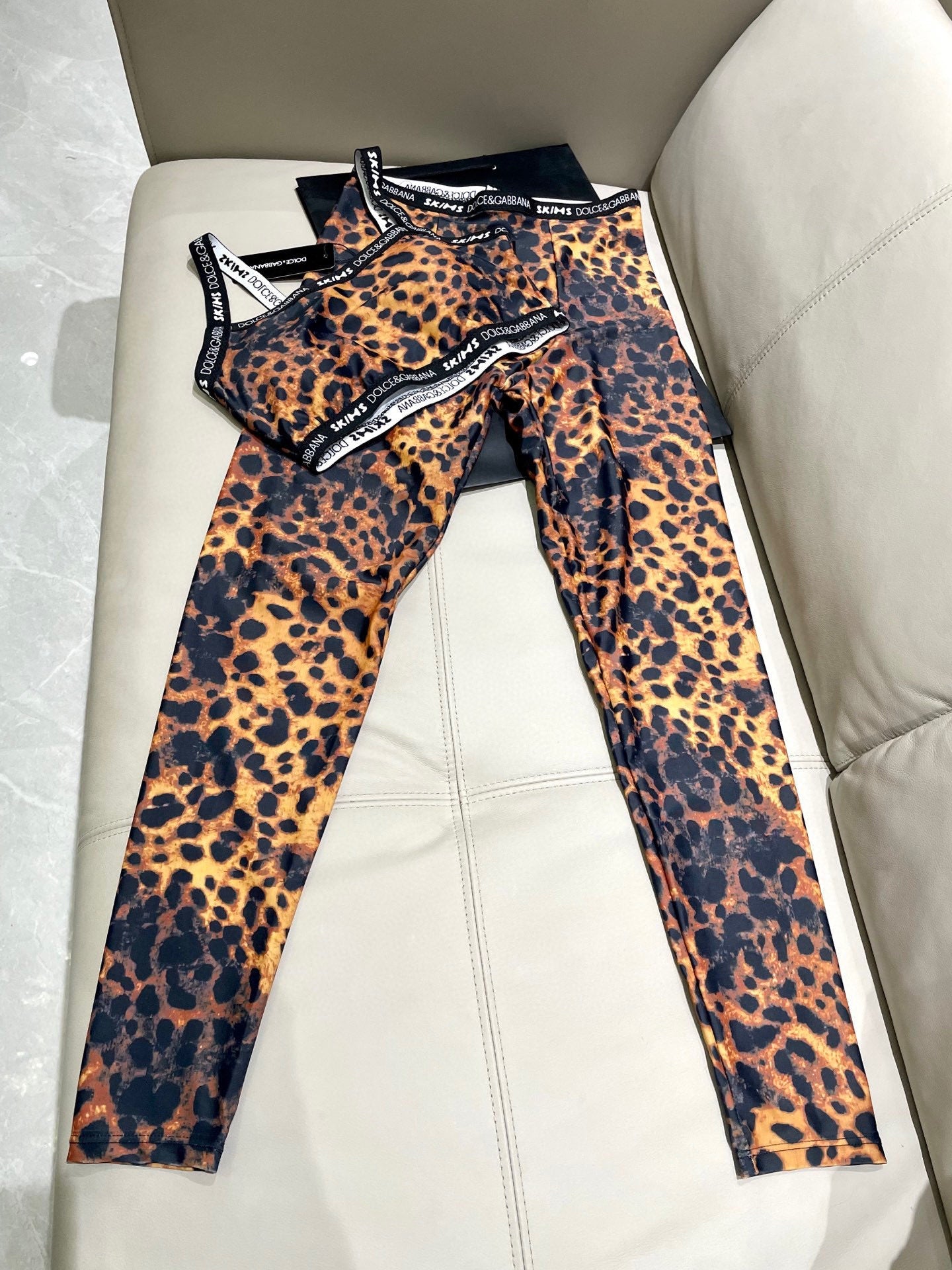 DG* TIGHT SWEATSHIRT