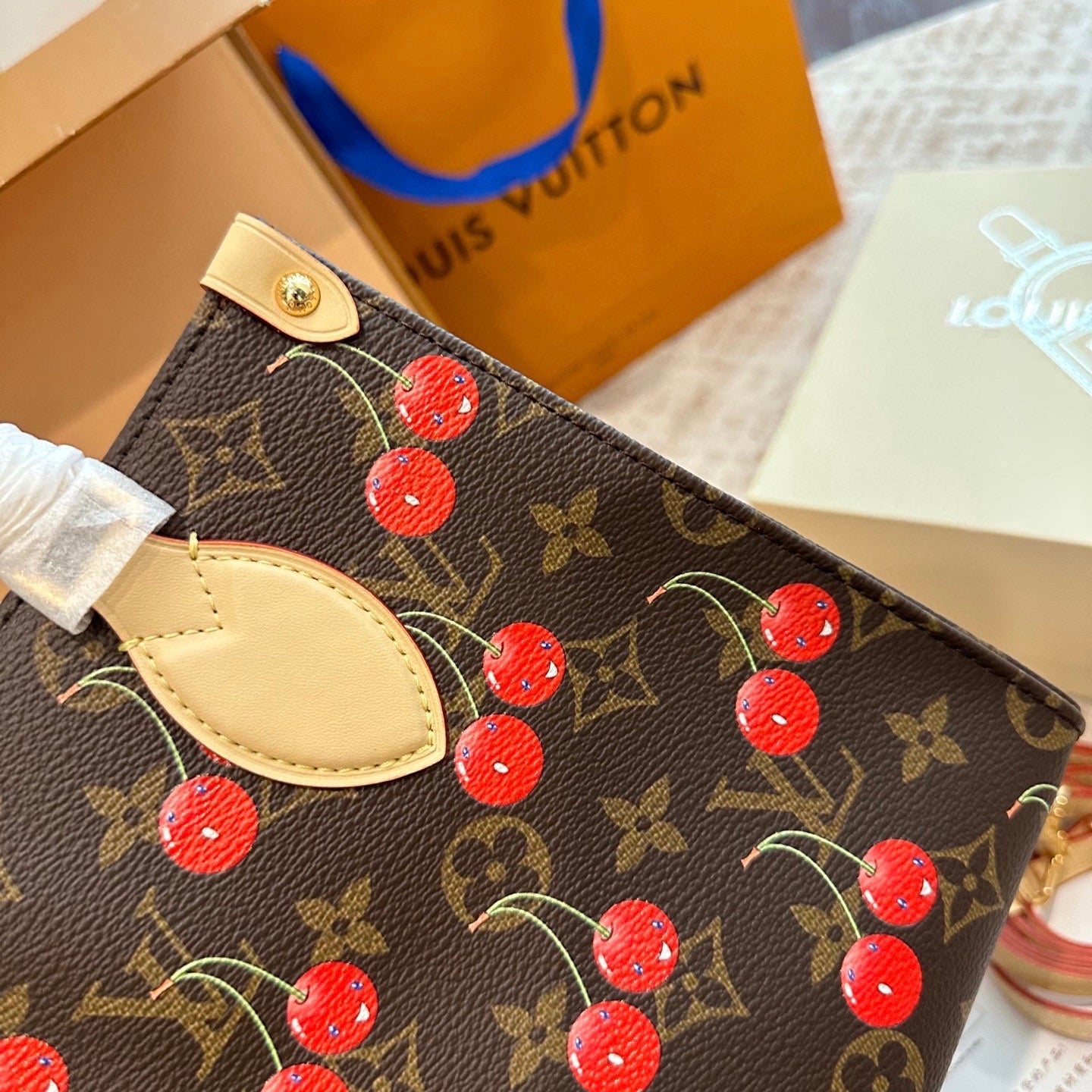 LOU* 25SS cherry tote bag