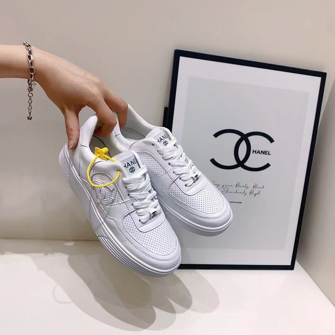 Breathable sports and casual white shoes