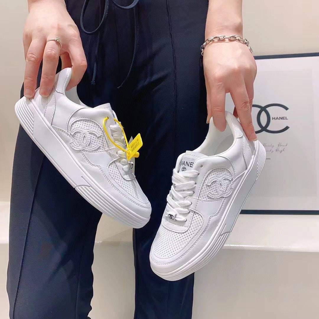 Breathable sports and casual white shoes