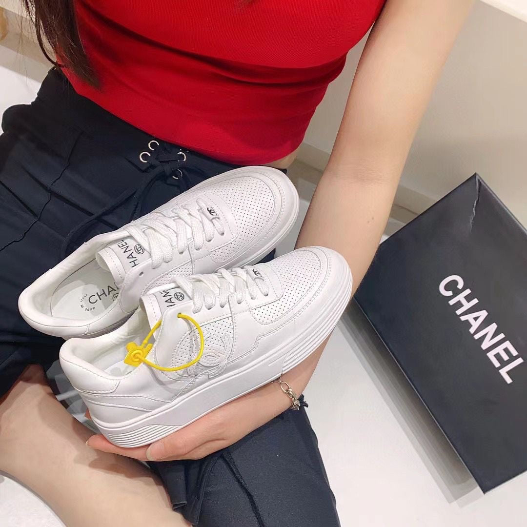 Breathable sports and casual white shoes