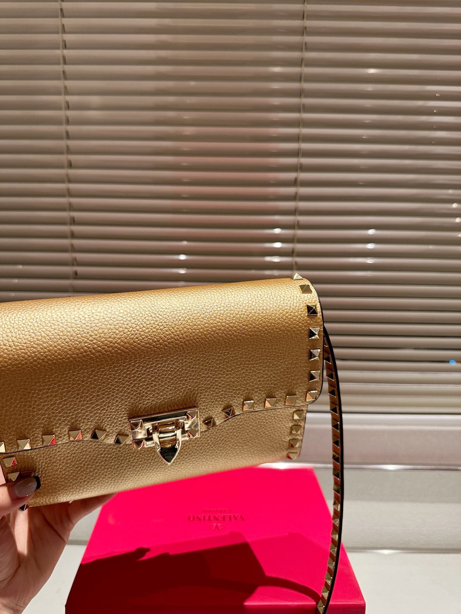 V24 new crossbody rivet bag