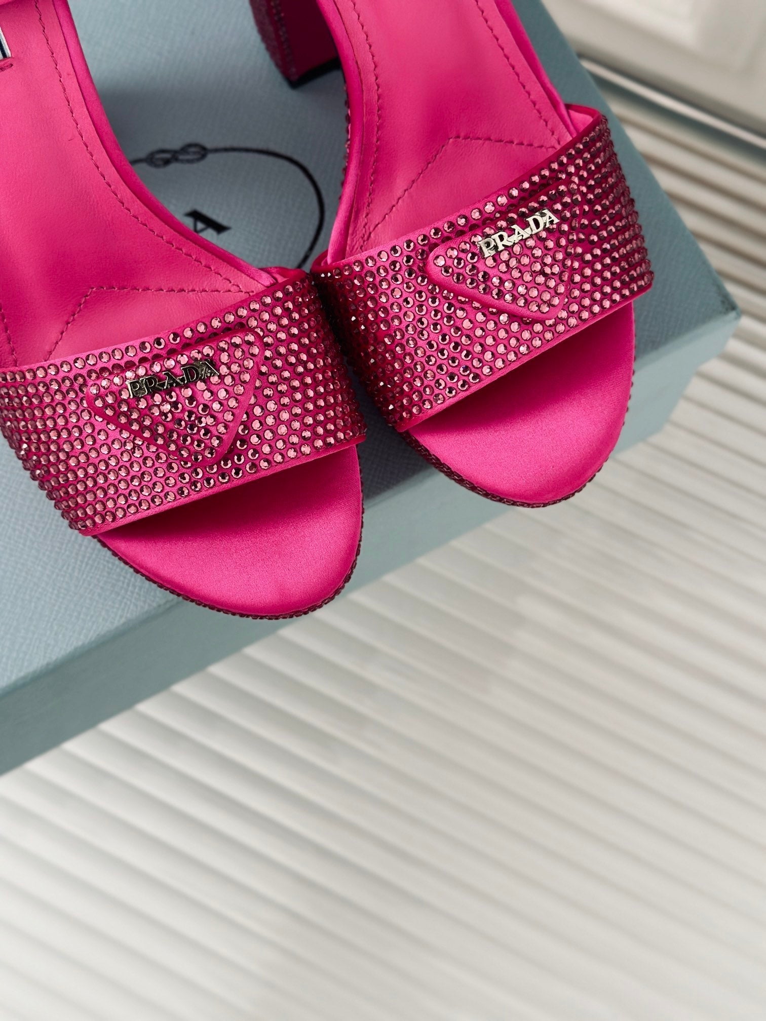 P new triangle rhinestone shoesVIP1:1