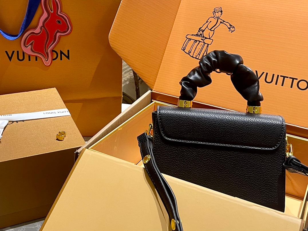 New L twist lock chain bag