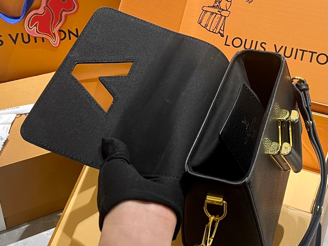 New L twist lock chain bag