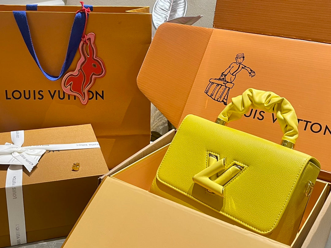 New L twist lock chain bag