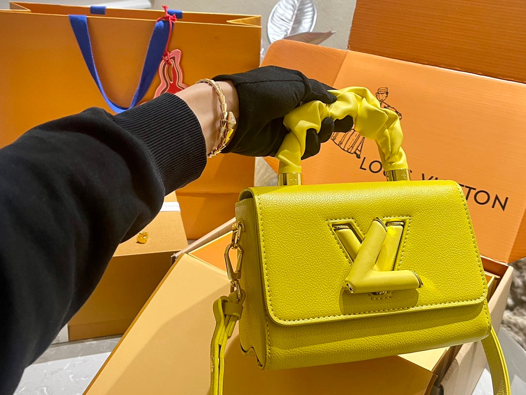 New L twist lock chain bag