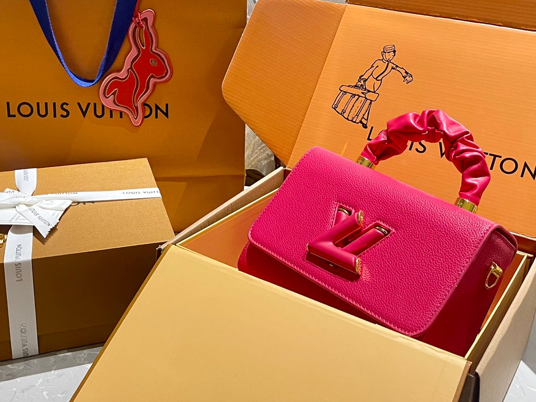 New L twist lock chain bag