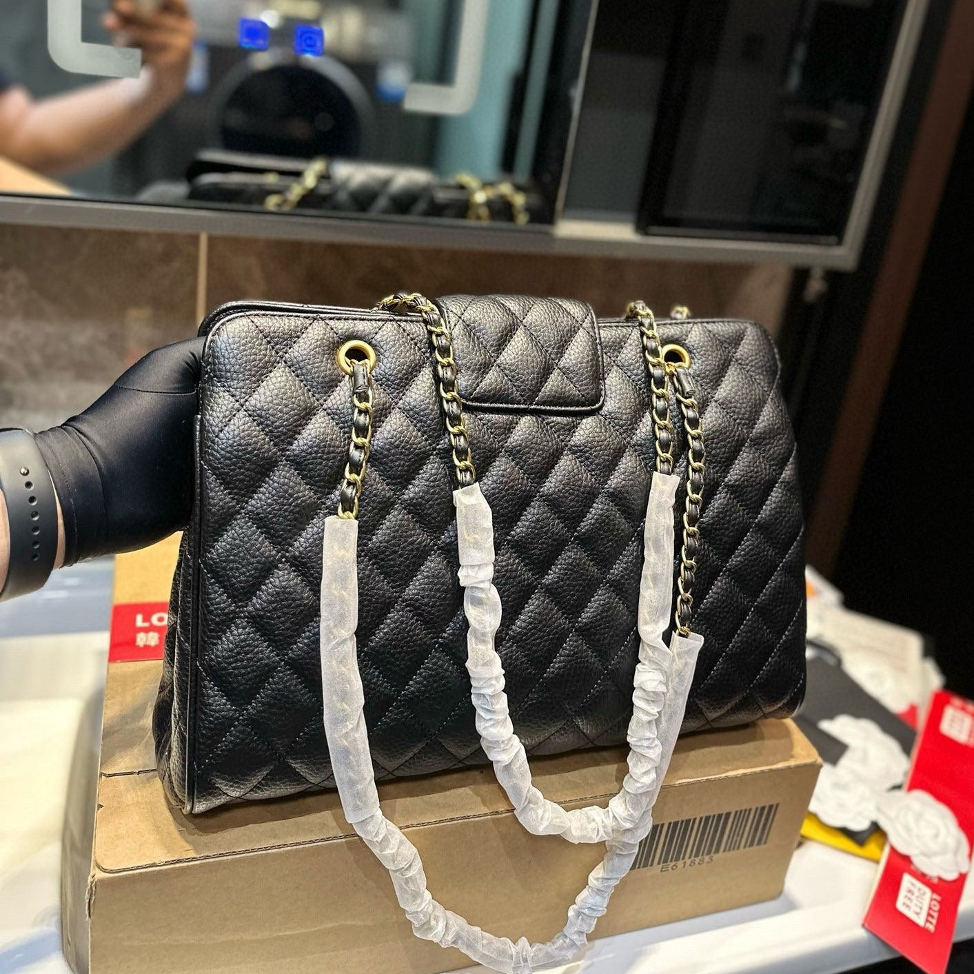 Black chain tote bag Chanel vintage elegant