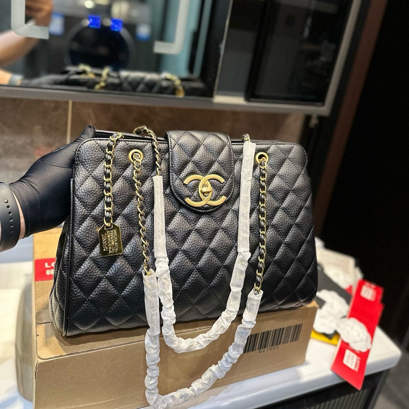 Black chain tote bag Chanel vintage elegant