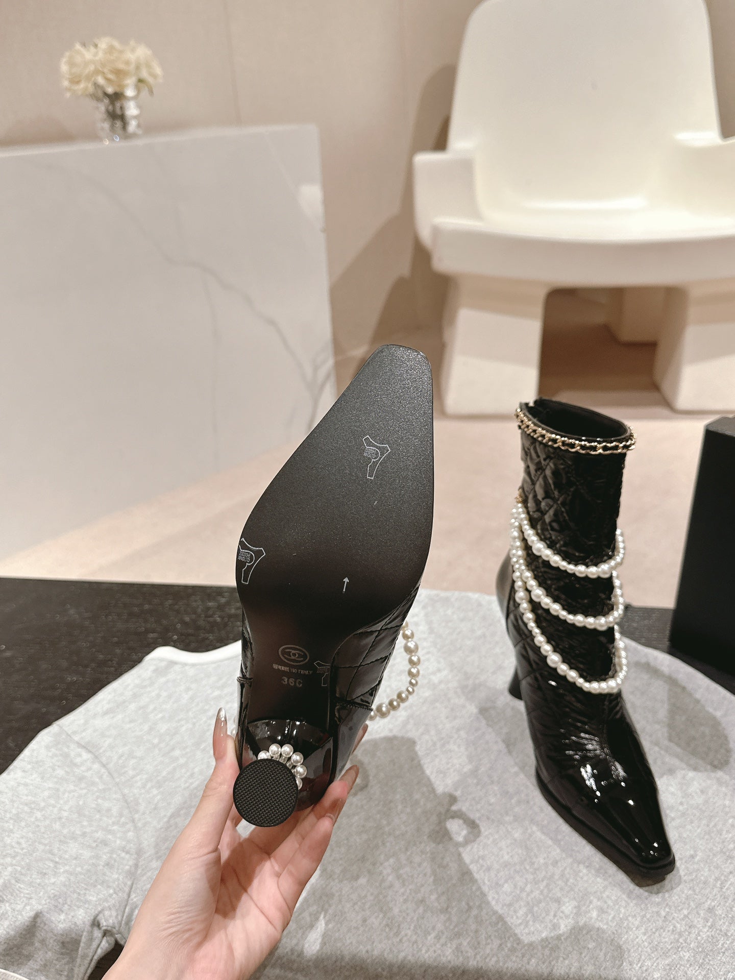 Chan**2025 new VIP1:1 pearl chain thick heel boots