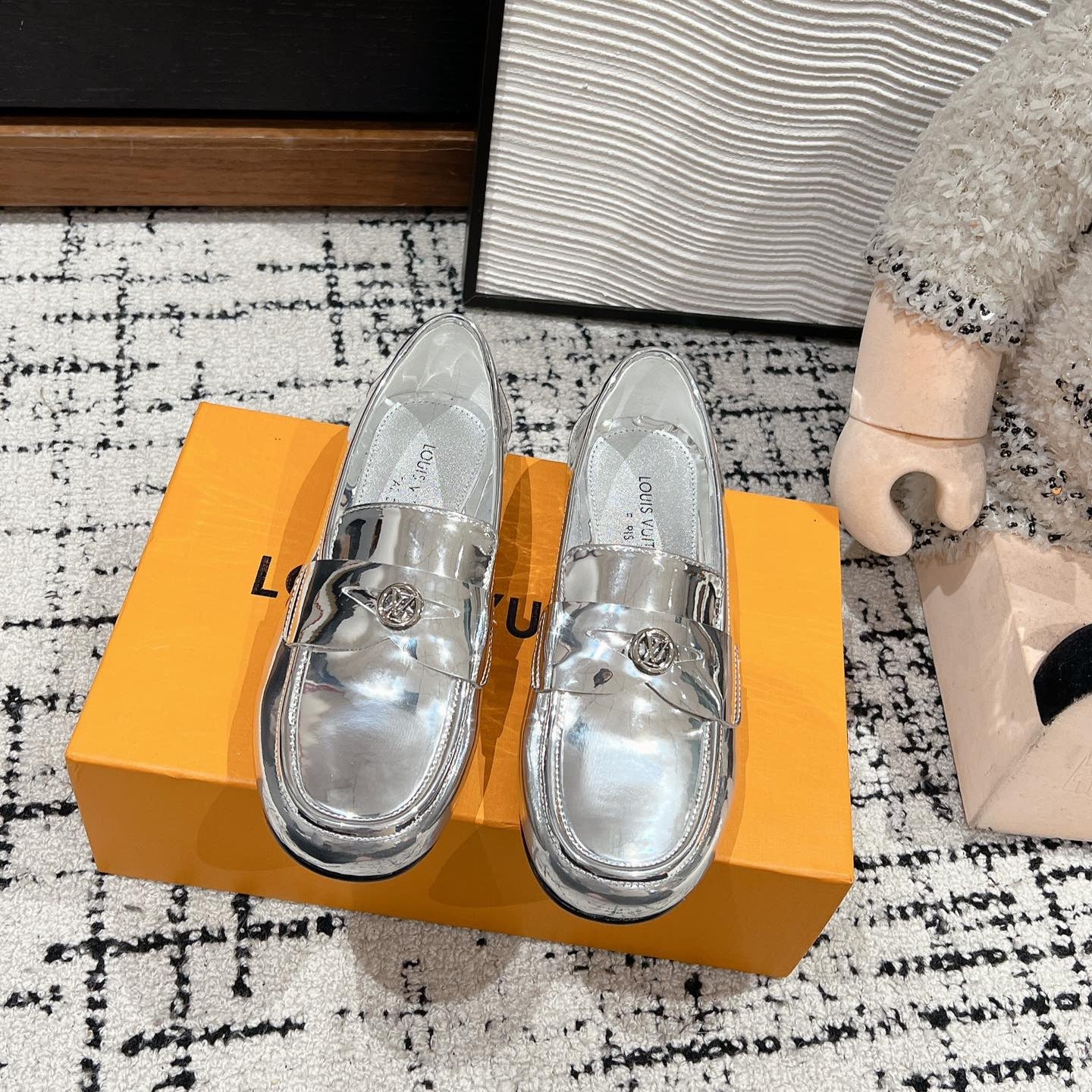 louis vuitt** 25ss new arrival～ Lv 2025 spring and summer new minimalist flat loafers VIP 1:1